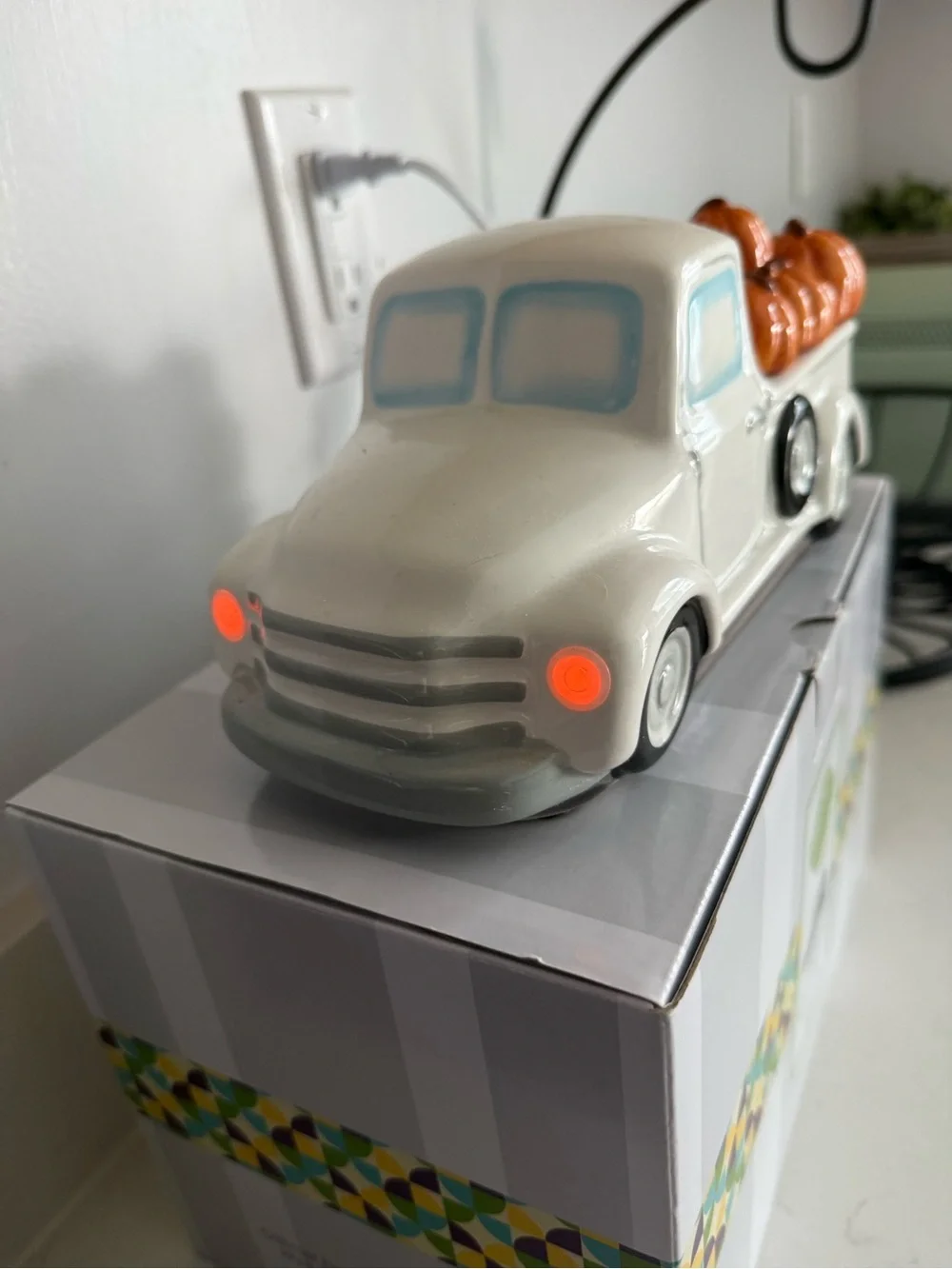 Scentsy White Truck Warmer with Orange Pumpkins